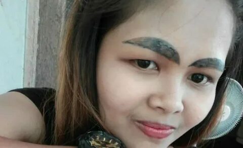 Destrozo estético: Una joven se tatúa las cejas