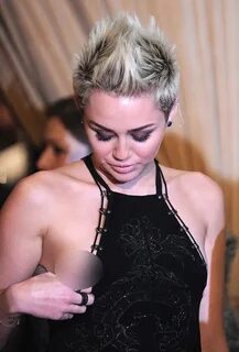 Malunya... Miley Cyrus Alami Nip Slip di Depan Umum - KapanL