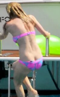 Avril Lavigne butts Naked body parts of celebrities