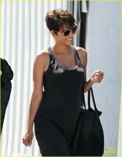 Halle Berry: Pregnancy Glowing Fabric Shopping!: Photo 29051