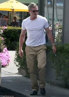 Eric Dane flexes his impressive muscles as he effortlessly c