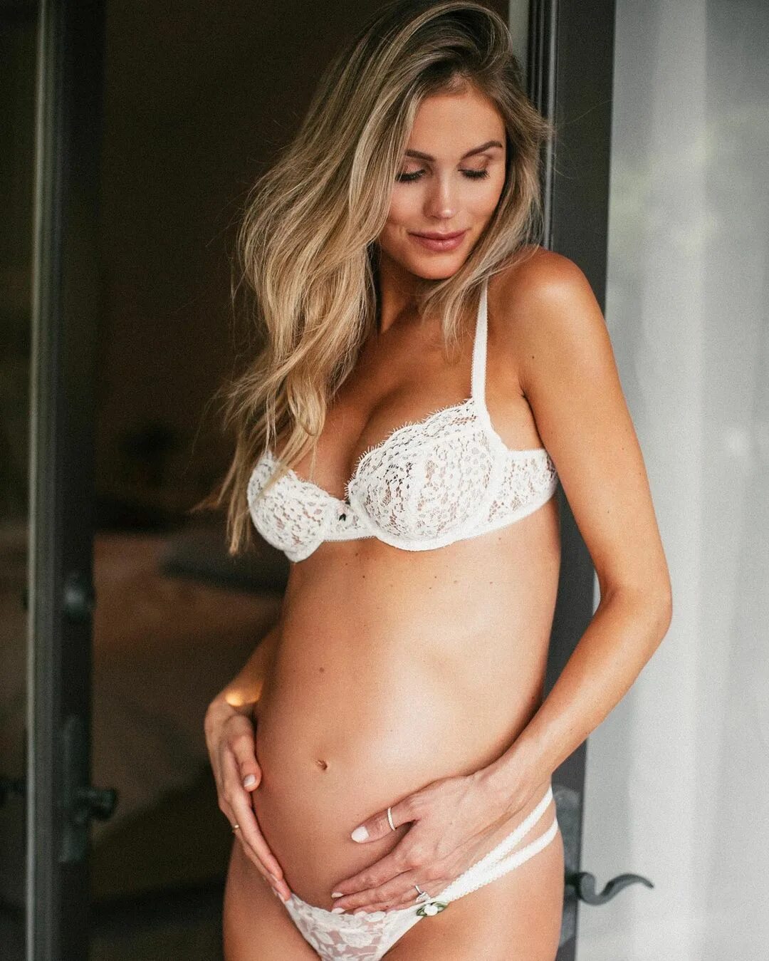 Lane Lindell Conrad on Instagram: "One month before Vera was born 👼 ...