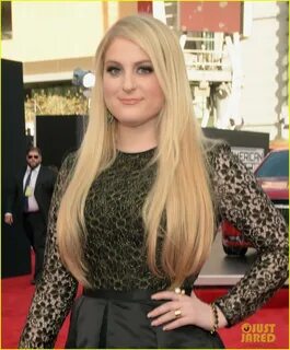 Meghan Trainor Goes Lovely in Lace for AMAs 2014 Red Carpet: