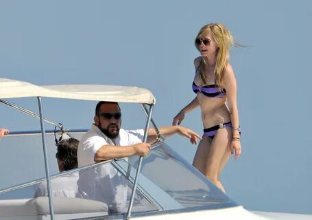 Avril Lavigne In Bikini On A Yacht in St. Tropez - Avril Lav