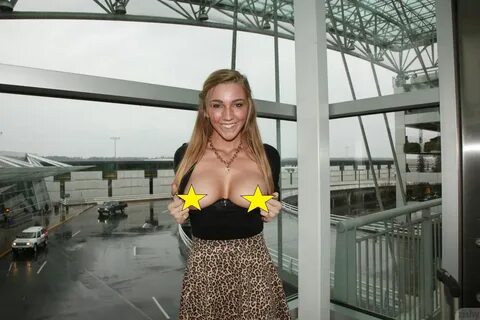 Kendra Sunderland Flashing Tits at the Airport! Hollywood mo