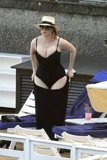 Christina Hendricks At Hotel Pool At Lake Como Italy - Celeb