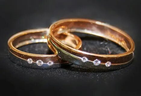 Кто покупает обручальные кольца на свадьбу - традиции и обыч
