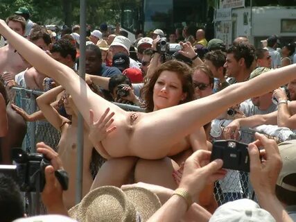 Голые девушки в публичном месте (100 фото) - порно фото