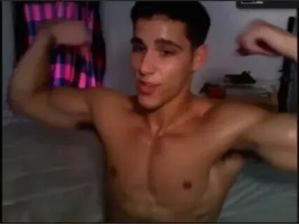 Amateur muscle guy jerks off in bed