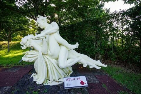 Земля любви": южнокорейский парк с эротическими скульптурами