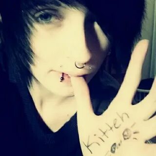 Pin by Dannyo 3x on Hand / Face Cute emo guys, Emo guys, Emo