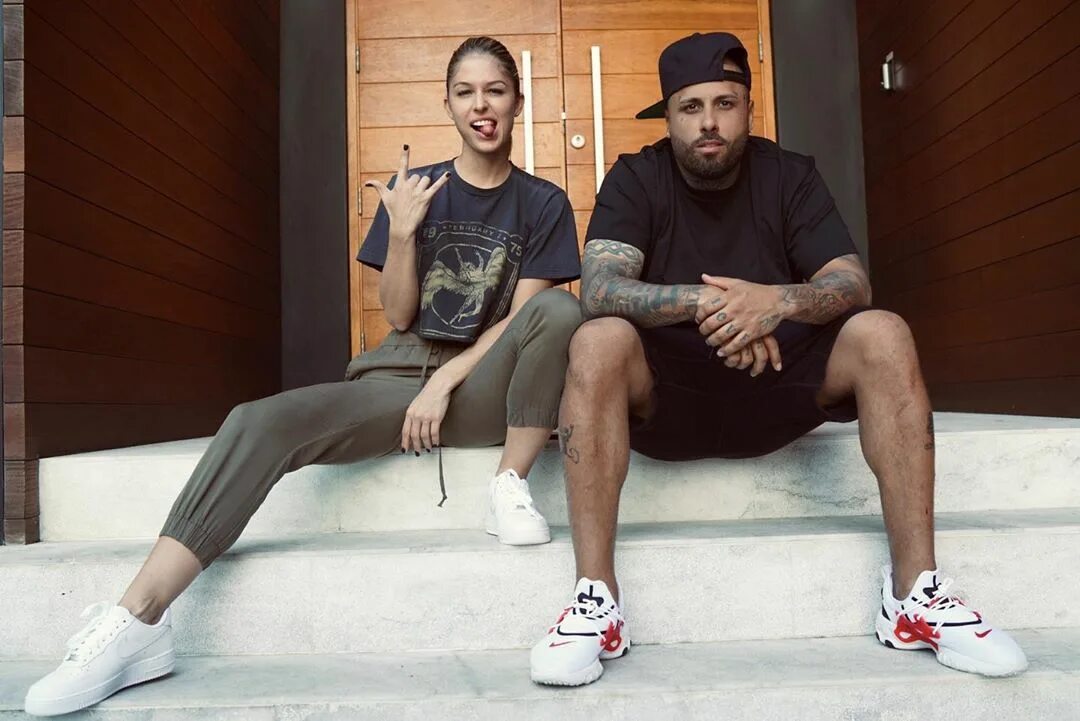 Instagramలో NICKY JAM: "😜 😎 @nickyjampr @cydrrose ❤ 🖤" .