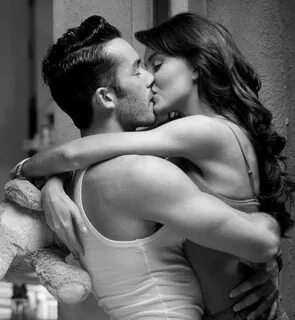 Фото нежного и романтического поцелуя между девушкой и парне