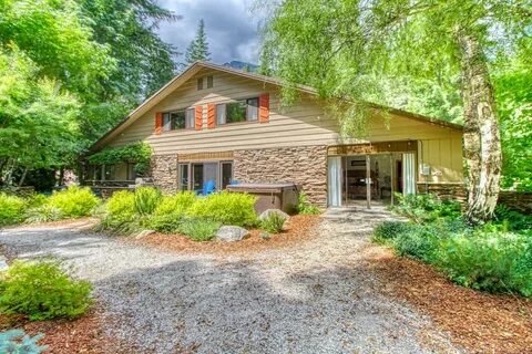 Spacious Home Near Lake Wenatchee w/ Private Hot Tub & Pool 