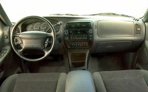 2000 Ford Explorer Interior Dibandingkan