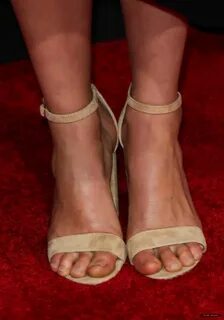 Lucy Fry Feet (5 pictures) - celebrity-feet.com