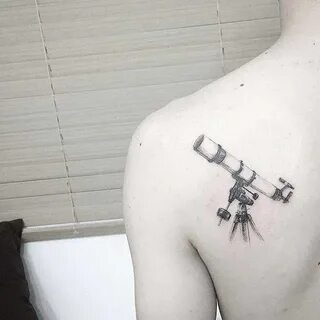 Telescope+tattoo+on+the+left+shoulder+blade. Tatuaje omoplat