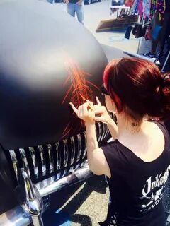 Она рисует pinstriping - Jennifer Thomas она же HotRod Jen c