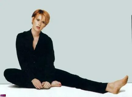 Molly Ringwald Feet (17 photos) - celebrity-feet.com