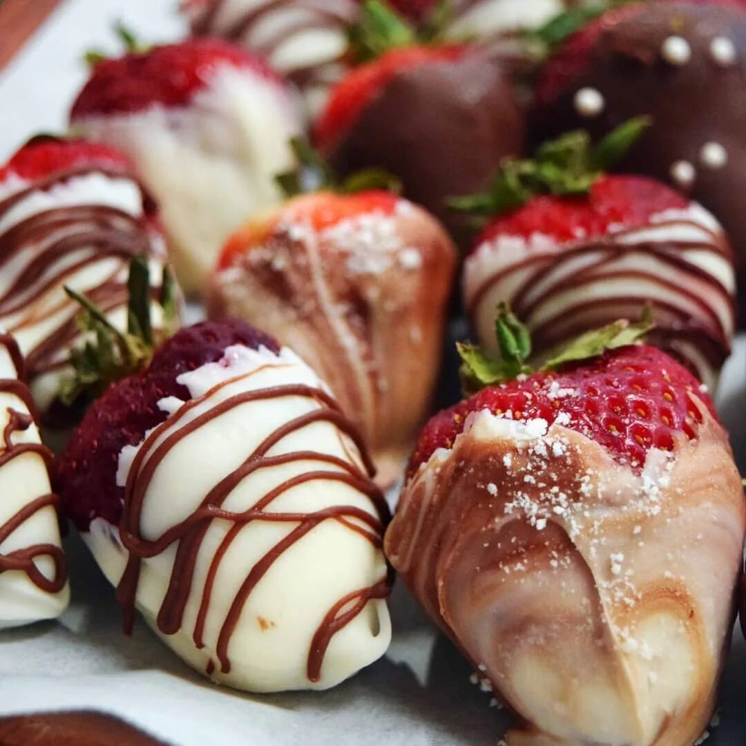Bee chocolate covered strawberries