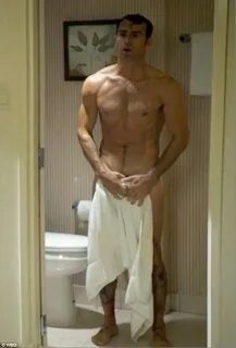 Justin Theroux strips off for naked bathtub scenes in The Le