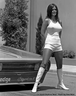 Vintage Classic Cars and Girls: Barbara Roufs - The Race Que