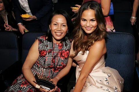 Chrissy Teigen apologises for tone deaf tweets about her mum