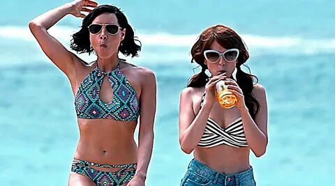 Bra striped black and white of Anna Kendrick in Incouchables.