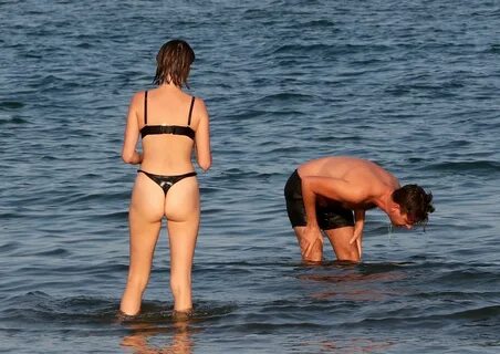 Maya Hawke Strips Off as She Sunbathes at the Beach in Venic