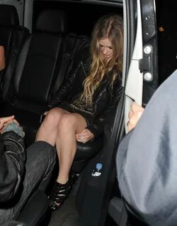 Avril Lavigne outside Nobu in London-08 GotCeleb