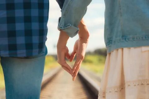 How To Tell When Holding Hands Means More (11 Warmhearted Ty