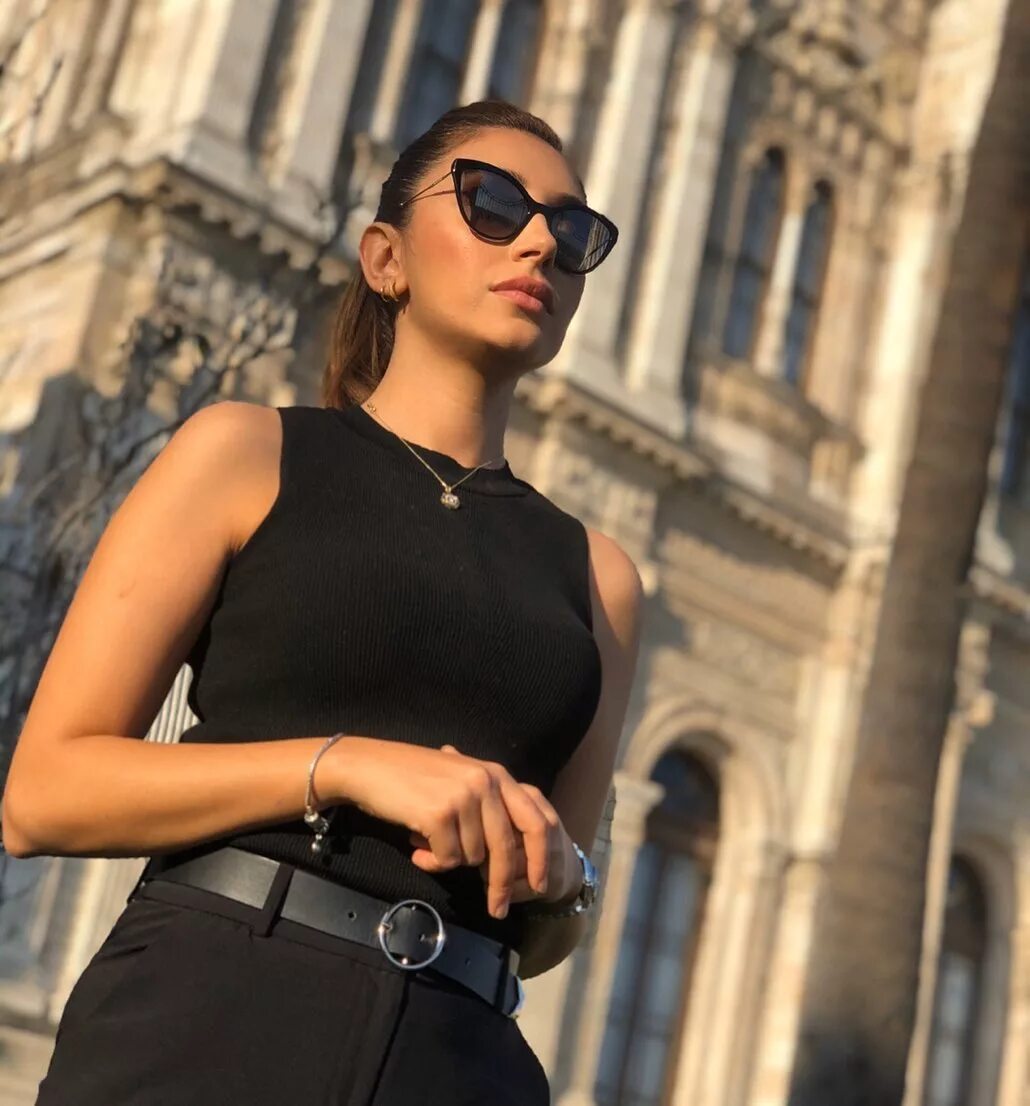 Özge Mayetin поделился(-ась) публикацией в Instagram : “🖤” • Посмотрите 8...