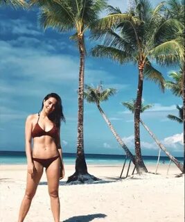 Cristine Reyes flaunts sexy body with her dark bikini in new