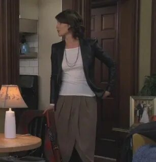 Robin’s black leather jacket with brown skirt on How I met y