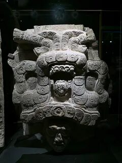 File:Fragmento de la Estela 7 de Piedras Negras (Las Cruces,