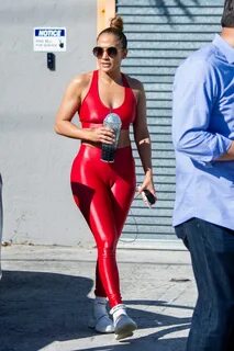 Jennifer Lopez shows off incredible figure in skin-tight gym