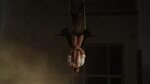 man white shirt hanging upside down Stock-video (100 % royal