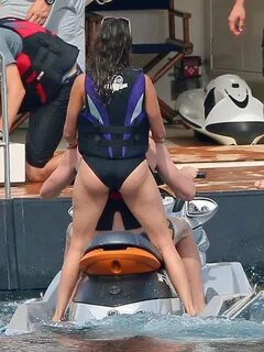 Нина Добрев в черно-белом купальнике на яхте (26.07.2015) Би