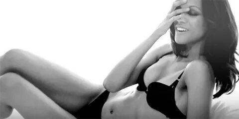 Zoe Saldana Hottest Photos Sexy Near-Nude Photos, GIFs