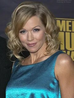 Jennie Garth Sporting Golden Wig With Curls - Rewigs.co.uk