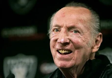 Oakland Raiders Owner Al Davis, a 'True Legend,' Dies at 82