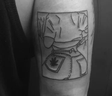 Фото татуировки в стиле хендпоук на плече парня - KissMyTatt