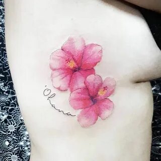 Hibiscus flowers on the right side ribcage. Artista Tatuador