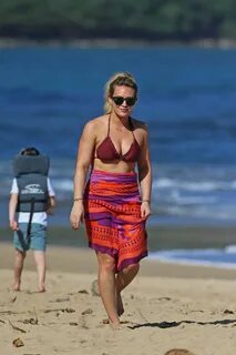 Hilary Duff Wearing a bikini at a beach in Hawaii - Celebzz 