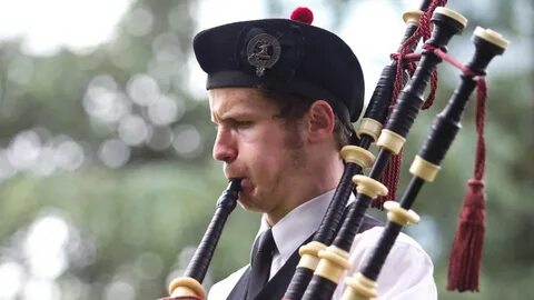 Highland day fills Square with the skirl of bagpipes and bea