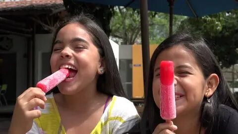 young girls eating popsicles Stok Videosu (%100 Telifsiz) 13
