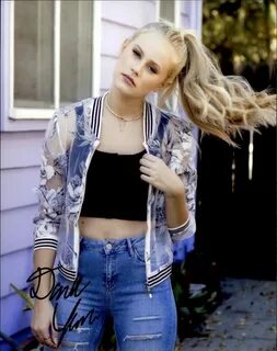 Danika Yarosh signed AUTHENTIC 8x10 Free Ship The Autograph 