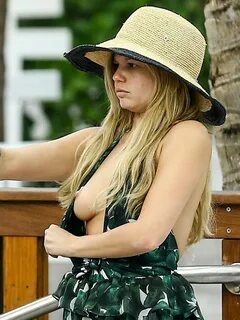 Chanel West Coast But Naked.