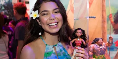 Moana’s Auli’i Cravalho Meets New Moana Doll at Comic-Con! 2