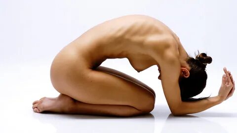 Скачать обои модель брюнетка девушка грудь голая йога загар 